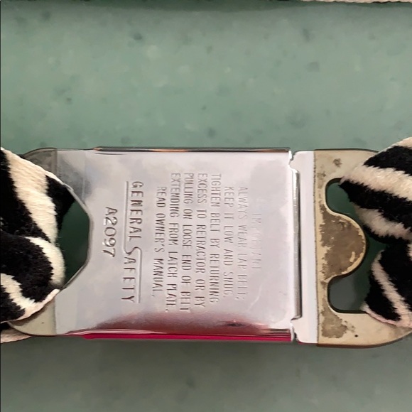 Cadillac Buckle-Down Seatbelt - Picture 4 of 5